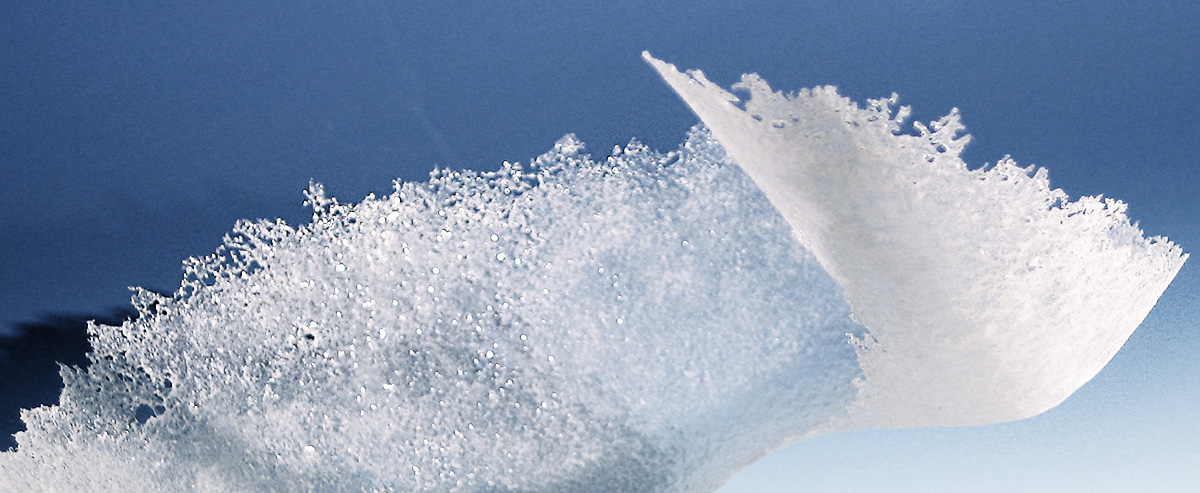 Ohutseinäisen pate de verre -työn yksityiskohta.